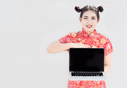 chinese lady show laptop