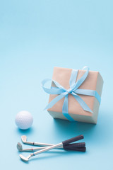 ギフトボックスとゴルフグッズ