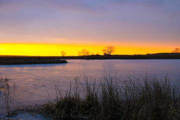 Fototapeta na wymiar Sunset over the winter river