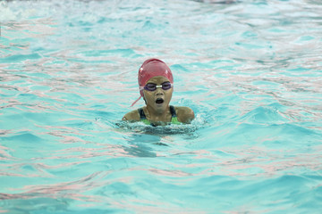 Fototapeta na wymiar Little girl swimming in the pool