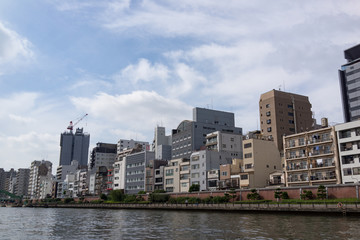 Fototapeta na wymiar 隅田川沿いに立ち並ぶ建物の都市風景