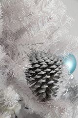 Piña plateada en un árbol blanco de Navidad