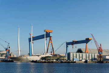 Fototapeta na wymiar Marineschiffbau in der Werft in Kiel