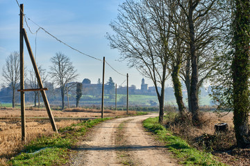 Strada di campagna con paesaggio autunnale