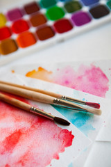 Obraz premium Palette of watercolor paints, brushes and paper for a water colo