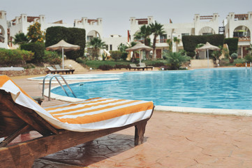 Obraz na płótnie Canvas Vocation time in hotel resort water pool