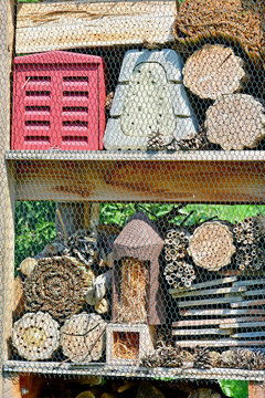 Insektenhotel mit Schutzgitter