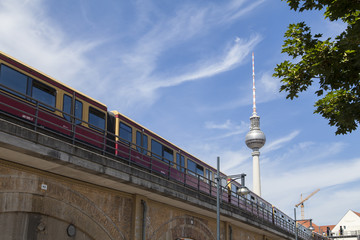 Fototapeta premium S-Bahn und Fernsehturm in Berlin