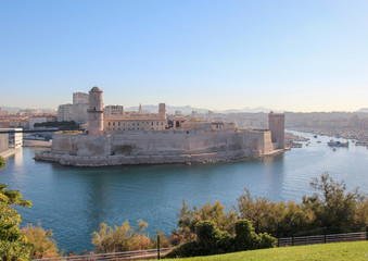 Obraz premium Fortress at the old port of Marseille in the morning light