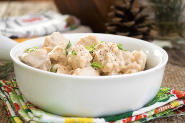 The meat in a creamy sauce