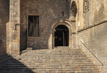 Fototapeta na wymiar Entrance stone building in the Latin district of Barcelona