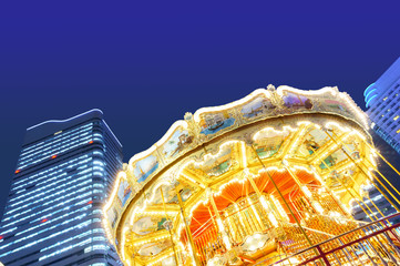 横浜の夜の遊園地の遊具のイルミネーション 