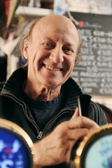 Uomo al lavoro al pub