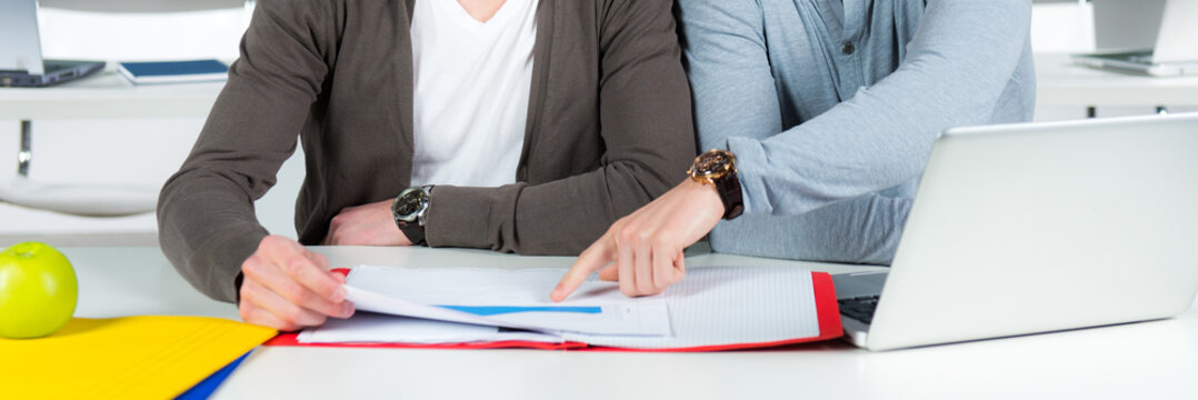 sch&uuml;ler arbeiten zusammen