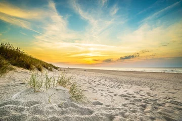 Afwasbaar Fotobehang Strand en zee Zandduinen tegen het zonsonderganglicht op het strand in noordelijk Polen