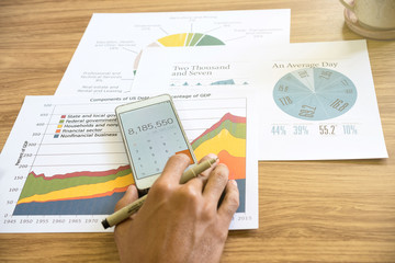 Obraz premium business man working with graphs and charts