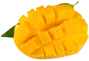 tranche de mangue mûre sur feuille de manguier, fond blanc 
