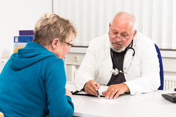 Arzt mit Patientin in Beratung und Untersuchung