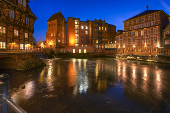 L&uuml;neburg HDR / Abends an der Ilmenau in L&uuml;neburg (Niedersachsen). Aufgenommen am 3. Dezember 2016.