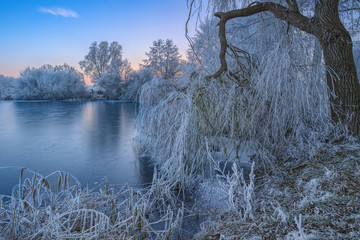 HDR Winterlandschaft / Eingefrorene Landschaft am Thielenburger See in Dannenberg (Wendland, Niedersachsen). Aufgenommen während der Sonnenuntergangszeit vom 5. Dezember 2016. 