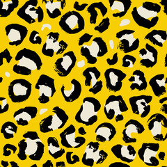 Vector illustration leopard print seamless pattern. Yellow hand drawn background.