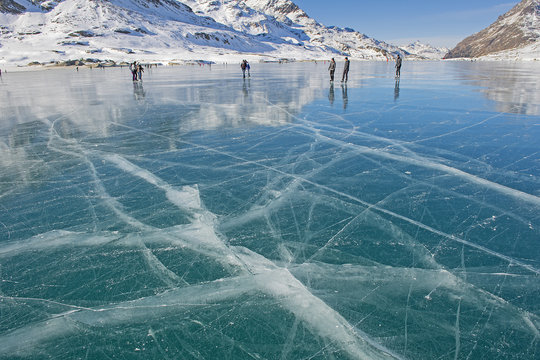 Zugefrorener Lago Bianco auf der Berninapassh&ouml;he, mit Personen, Graub&uuml;nden, Schweiz