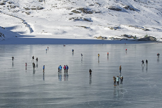 Zugefrorener Lago Bianco auf der Berninapassh&ouml;he, mit Personen, Graub&uuml;nden, Schweiz