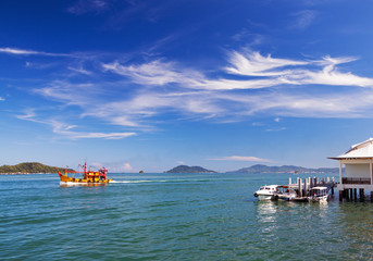 Obraz premium Seascape with boats and picturesque clouds. Borneo island, Malaysia.
