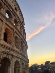 Roma, tramonto al Colosseo