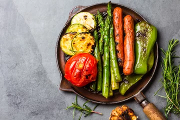 Handdoek met foto Grill / Barbecue Grilled vegetables zucchini, asparagus, bell pepper, sausages on grill pan  © lblinova