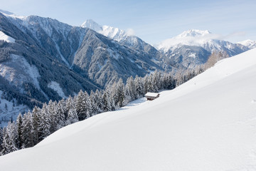 Fototapeta na wymiar Winterlandschaft mit Schihütten