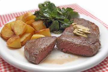 Steak mit Bratkartoffeln und Feldsalat