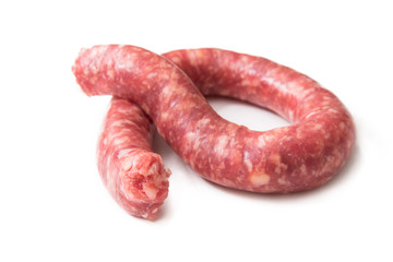 Salsiccia fresca su fondo bianco