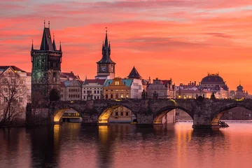 Fotobehang Karelsbrug Charles Bridge in Praag met mooie avondrood op de achtergrond, Tsjechië.
