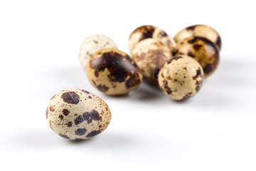 Obraz premium Quail eggs on white