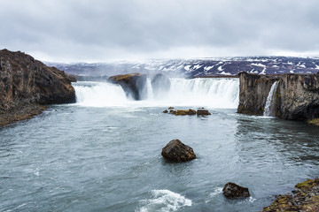 Godafoss Wasserfall in Island an einem bewölkten Frühlingstag