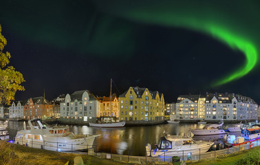 Fototapeta na wymiar Alsesund Norwegen Hafen Panorama Nordlicht