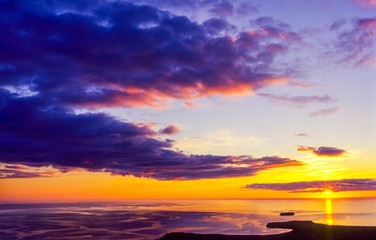 Mitternachtssonne an der Küste nahe Húsavík, Island, Europa 