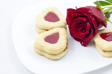 Obraz na płótnie Canvas Valentine's Day Heart Cookies with red rose