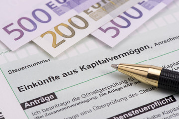 Obraz premium Steuererklärung für Finanzamt für Einkünfte aus Kapitalvermögen