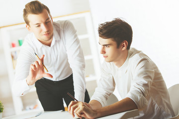 Obraz premium Men discussing something