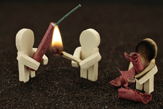 Vorsichtig mit Feuerwerk umgehen - es ist gef&auml;hrlich und kann schwerwiegende Verletzungen verursachen