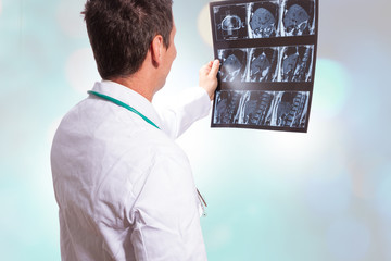 Arzt schaut sich Röntgenbilder an 