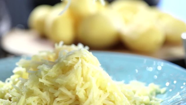 Kartoffeln schälen und reiben (kartoffeln rösti)