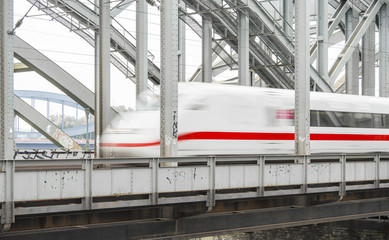 ICE auf Br&uuml;cke