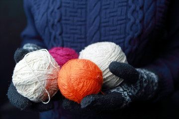 Клубки с нитками в женских руках