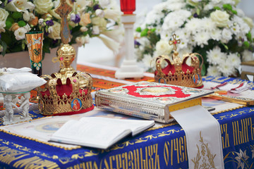Golden crowns for wedding ceremony