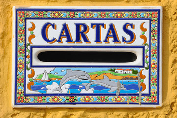 Buzón de cartas de cerámica en una vivienda