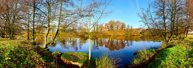 Fototapeta premium Idyllische Landschaft mit Fluss im Herbst