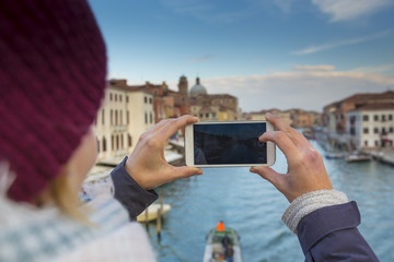 Frau macht ein Foto mit dem Smartphone in Venedig